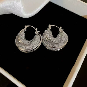 Eleganti Orecchini Pendenti da Donna alla Moda con Design Geometrico a Rete Traforata - Product Image 6
