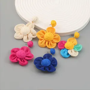New Fashion Sweet Color Hand gewebte Raffia Stoff hand gefertigt Häkeln Elegante Blumen Tropfen Ohrringe