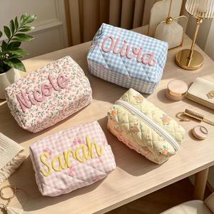 Pochette cosmétique personnalisée en coton classique au crochet avec nom, trousse de toilette matelassée à monogramme floral, organiseur de maquillage - Product Image 2