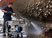 Les nettoyeurs haute pression sont utilisés pour éliminer la saleté tenace des voitures, des bateaux et des clôtures, ainsi que pour nettoyer les cabines de navires et les embarcations. 400/440V