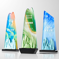 Trophée de football en cristal coloré au design créatif et innovant, avec gravure et impression UV personnalisées