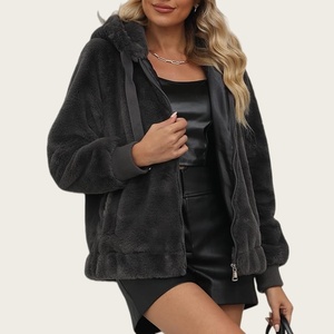 Abrigo corto de invierno para mujer con capucha de piel sintética gruesa y cremallera, estilo casual y cálido, 100% poliéster - Product Image 2