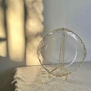 Assiettes rondes en plastique transparentes de 13 pouces avec bord doré pour la décoration de table de mariage - Product Image 5
