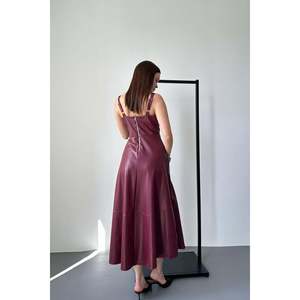 Vestido de Noche Borgoña de Satén con Tirantes, Corte A, Cintura Natural, Sin Espalda y Sin Tirantes - Product Image 1