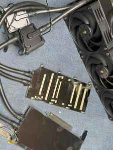 Kit de Refrigeración por Agua 1 a 2 para <span class=keywords><strong>V100</strong></span> <span class=keywords><strong>A100</strong></span> H100 A4000 4000ADA 5000ADA 5880ADA A6000 L20 L40 L40S A40 RTX 4090/5090 - Product Image 2