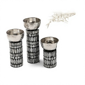 Bol en métal argenté de 3 tailles différentes avec base en nacre Bols décoratifs de qualité de luxe à des prix acceptables - Product Image 1
