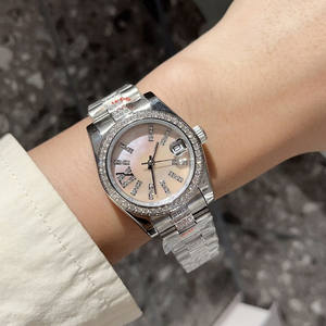 Montre classique à cadran argenté avec un saphir serti de diamants étincelants, lunette finie à la main, bracelet en acier inoxydable poli - Product Image 4