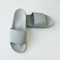 Sandales plates grises tendance pour l'été, chaussures décontractées à bout ouvert confortables pour femmes, chaussures d'extérieur, tongs fantaisie pour femmes 2025