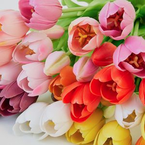 Ramo de Tulipanes Rosados Artificiales - Flores de Primavera Realistas con Flores Abiertas, Estambres Amarillos y Capullos Verdes para Decoración del Hogar - Product Image 2