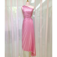 Vente en gros de vêtements de boutique de haute qualité, robe à col incliné de luxe léger, robe de soirée plissée irrégulière pour femmes, été