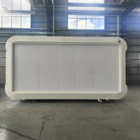 Maison-capsule intelligente écologique, compacte, avec un intérieur moderne pour une logement urbain et des séjours courts