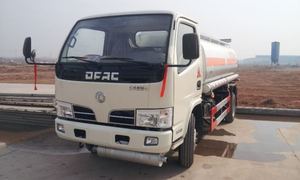 Camion-citerne 6x4 4x2 à bas <span class=keywords><strong>prix</strong></span> pour le transport longue distance de diesel et d'essence - Product Image 2