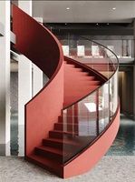 Escalier flottant moderne de style luxueux avec poutres en acier courbées, marches ouvertes en bois, éclairage LED et garde-corps en verre pour villa extérieure