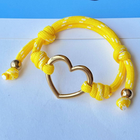 Bracelet en corde tressée réglable et coloré avec breloque cœur creux doré, bracelet d'amitié, bijou tendance, cadeau pour femmes et filles
