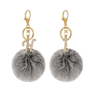 Llavero con Pompón <span class=keywords><strong>de</strong></span> Piel Sintética para Mujer, LLavero con 26 Letras en Inglés, Bola <span class=keywords><strong>de</strong></span> Piel Sintética <span class=keywords><strong>de</strong></span> Conejo con Diamantes <span class=keywords><strong>de</strong></span> Imitación, 8cm, Nuevos Diseños Populares - Product Image 5