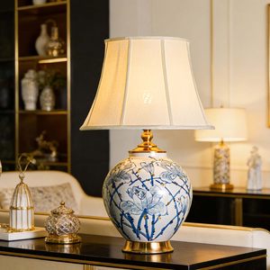 <span class=keywords><strong>Lampada</strong></span> da Tavolo in Ceramica Stile Chinoiserie Blu e Bianco con Accenti Dorati, Paralume in Tessuto, <span class=keywords><strong>Lampada</strong></span> Decorativa per Camera da Letto, Soggiorno, Ingresso, Comodino - Product Image 4