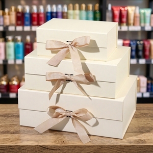 Boîte d'emballage cadeau pliable à rabat personnalisée OEM ODM avec logo, en matériaux recyclés mats, avec poignée et accessoires en ruban, estampage à chaud - Product Image 4