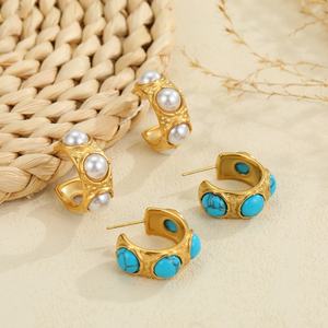 أقراط كيتي الفاخرة من الفولاذ المقاوم للصدأ غير القابل للصدأ مع اللؤلؤ والفيروز أقراط أنيقة بلون الذهب عيار 18 قيراط - Product Image 2