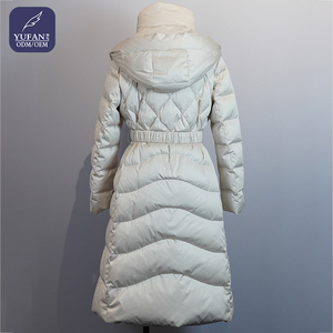 Manteau d'hiver long en duvet beige pour femme, avec capuche, ceinture à la taille, matelassage chevron et bordure en tricot, chaud et matelassé, pour femmes - Product Image 2