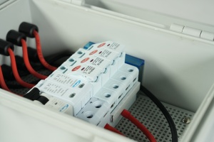 Caja Combinadora Fotovoltaica IP65 para Exteriores, Caja de Distribución de Cadenas de CC para Paneles Solares, Certificación CE, Impermeable, con Interruptor de CC - Product Image 4