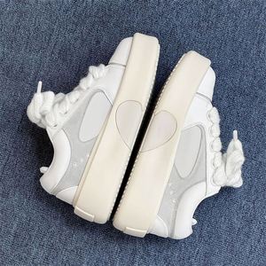 Zapatillas casuales unisex con diseño de corazón, estilo nicho Koala Gray, suela gruesa que aumenta la altura, zapatillas de moda para parejas. - Product Image 3