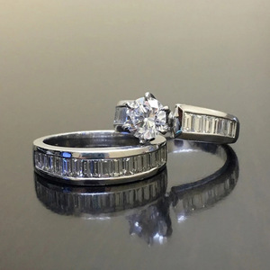 แหวนหมั้นเพชรทองคำขาวสำหรับผู้หญิง รุ่น Q767 ทรงกลมเจียระไนแบบบริลเลียนท์ ประดับเพชรทรงบาแกตต์ด้านข้าง สี G เพชรธรรมชาติ - Product Image 6