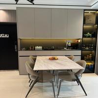 Meuble buffet compact sans poignée sur mesure avec banc intégré pour petit appartement et petit-déjeuner