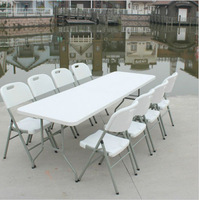 Table et chaise pliantes rectangulaires portables pour l'extérieur, idéales pour les formations, les réunions et les stands.