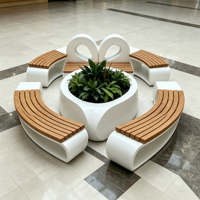 Banc de jardin en FRP blanc sur mesure avec pot de fleurs central et lattes en bois pour centre commercial, aéroport, place publique