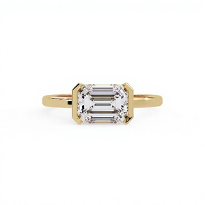 Anillo de compromiso de lujo con diamante cultivado en laboratorio de corte esmeralda de 2.00 CT, engaste medio bisel orientado de este a oeste, en oro amarillo de 14K, para bodas y fiestas - Product Image 5