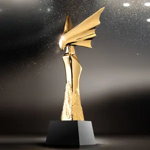 Parlayan 2022 yeni altın kartal kristal kupa özelleştirilmiş kartal Metal mükemmel çalışan yıllık toplantı yaratıcı ödül