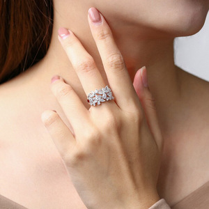 Anello con Design a Petali di Fiore, Elegante Anello da Dito per Donne - Product Image 2