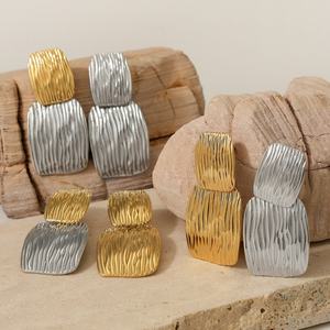 Boucles d'oreilles rectangulaires géométriques en acier inoxydable 316L, texture métallique antirouille, bijoux personnalisés, cadeau - Product Image 3