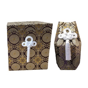Urne funéraire japonaise en bois Boîte et sac en os avec motif de fleurs - Product Image 1