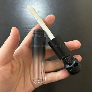 ISMAN Tubo de Brillo Labial con Diseño de Calavera Único para Halloween, 3ml 5ml, con Brocha Grande, Envase de Lápiz Labial con Tapa de Esqueleto, Embalaje Dorado, Plateado y Negro - Product Image 6