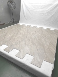 Paneles de vinilo SPC de 8 mm, impermeables y personalizables, con sistema de clic, para sala de estar y baño - Product Image 2