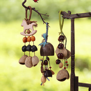 Ciondolo per Auto Artigianale in Guscio Naturale di Frutta Stile Foresta, Portachiavi per Zaino in Guscio Vegetale - Regalo Perfetto per Amici; Campanella a Vento - Product Image 1