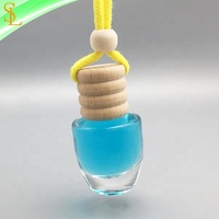 Belle bouteille de diffuseur de parfum de voiture en verre clair de 10ml pendentif suspendu rond avec capuchon en bois pompe à corde pulvérisateur Type d'étanchéité