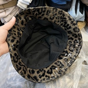 Chapeaux seau en cuir PU verni brillant à motif léopard pour hommes et femmes chapeaux de pêcheur pour femmes chapeau Hip pop vente en gros - Product Image 6