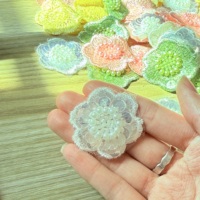 Appliques florales 3D faites à la main en perles macaron, patchs multicolores en perles et sequins avec pompons, broderie cœur pour vêtements de mariée DIY