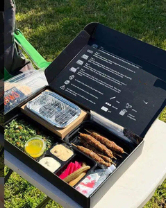 Caja de papel para barbacoa estilo árabe con parrillas integradas, compartimento para carbón, set de brochetas y empaque para asados - Product Image 3
