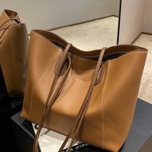<span class=keywords><strong>Sac</strong></span> fourre-tout spacieux en PU pour femme, tendance 2025 – <span class=keywords><strong>Sac</strong></span> à bandoulière décontracté et minimaliste pour le quotidien, élégant et polyvalent - Product Image 4