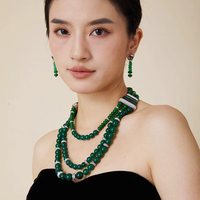 Parure de bijoux faite à la main en laiton et zircon avec collier, boucles d'oreilles et bracelet à trois rangs de perles vertes exagérées – Cadeau de haute qualité pour femme