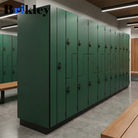Armoire de vestiaire Brikley en stratifié compact phénolique HPL, résistante au feu, durable et imperméable, idéale pour les gymnases.
