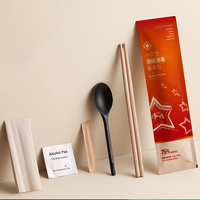 Ensemble de couverts jetables personnalisés avec logo, comprenant des baguettes, une cuillère et un serviette en papier, emballés individuellement dans un sac en papier kraft pour restaurant
