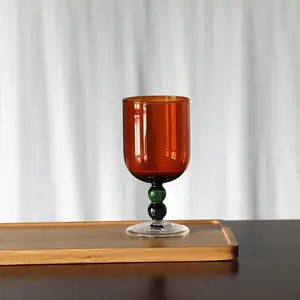 Tasses en verre médiéval avec tige colorée