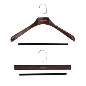 Cintres en bois de luxe en gros avec barre floquée, cintres à épaules larges pour vêtements et costumes, cintres pour pantalons avec logo personnalisé - Product Image 1