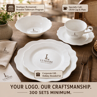 Assiette de table en porcelaine New Bone China blanche, motif lotus festonné, logo personnalisé OEM, 7 tailles, MOQ 300 pièces, impression sérigraphique pour marque hôtelière