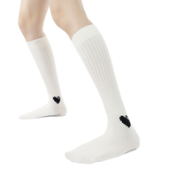 Chaussettes de yoga et de pilates PATON personnalisées mi-mollet à motif cœur, antidérapantes, avec construction de bout sans couture, pour barre et ballet