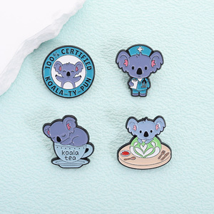 Broche amusante Koala de dessin animé mignon, badge style tasse à thé, écusson créatif sur le thème du café et des soins médicaux, décoration de sac - Product Image 4